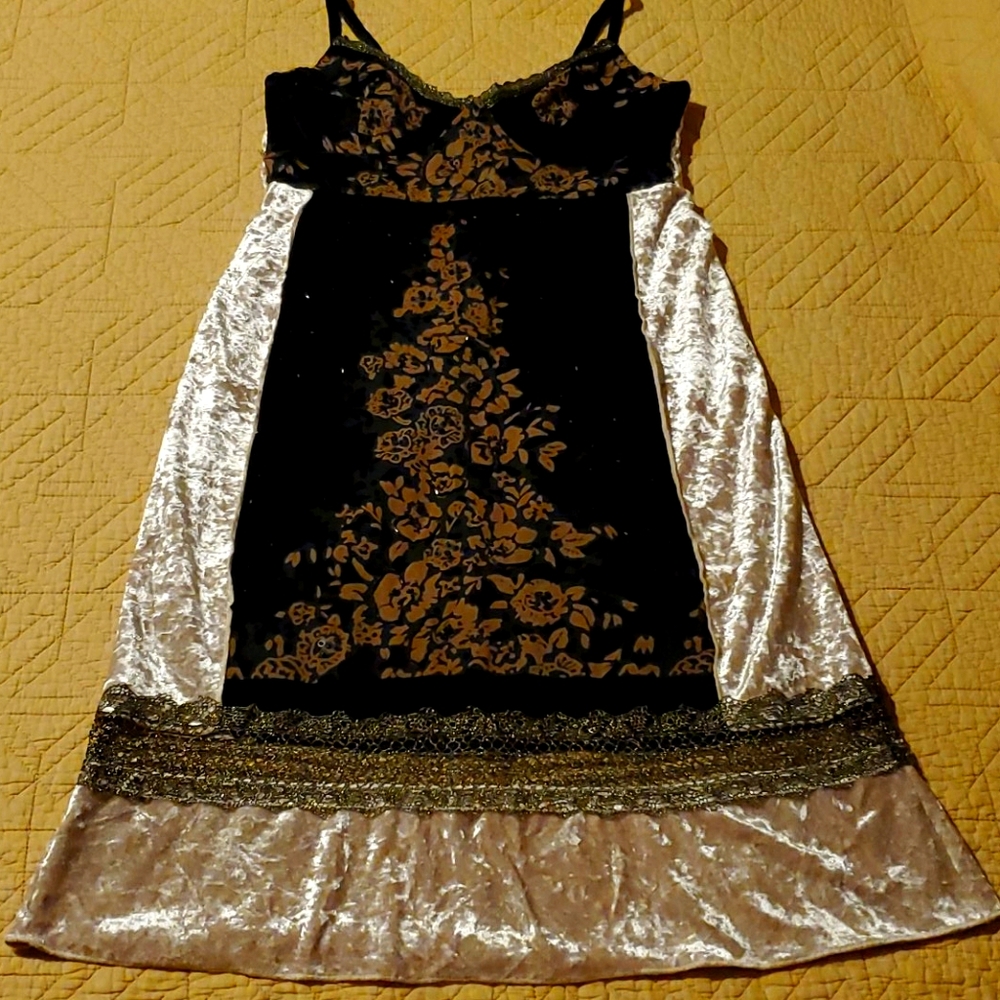 Velvet Bedazzled Lace Dress with Floral Details❣